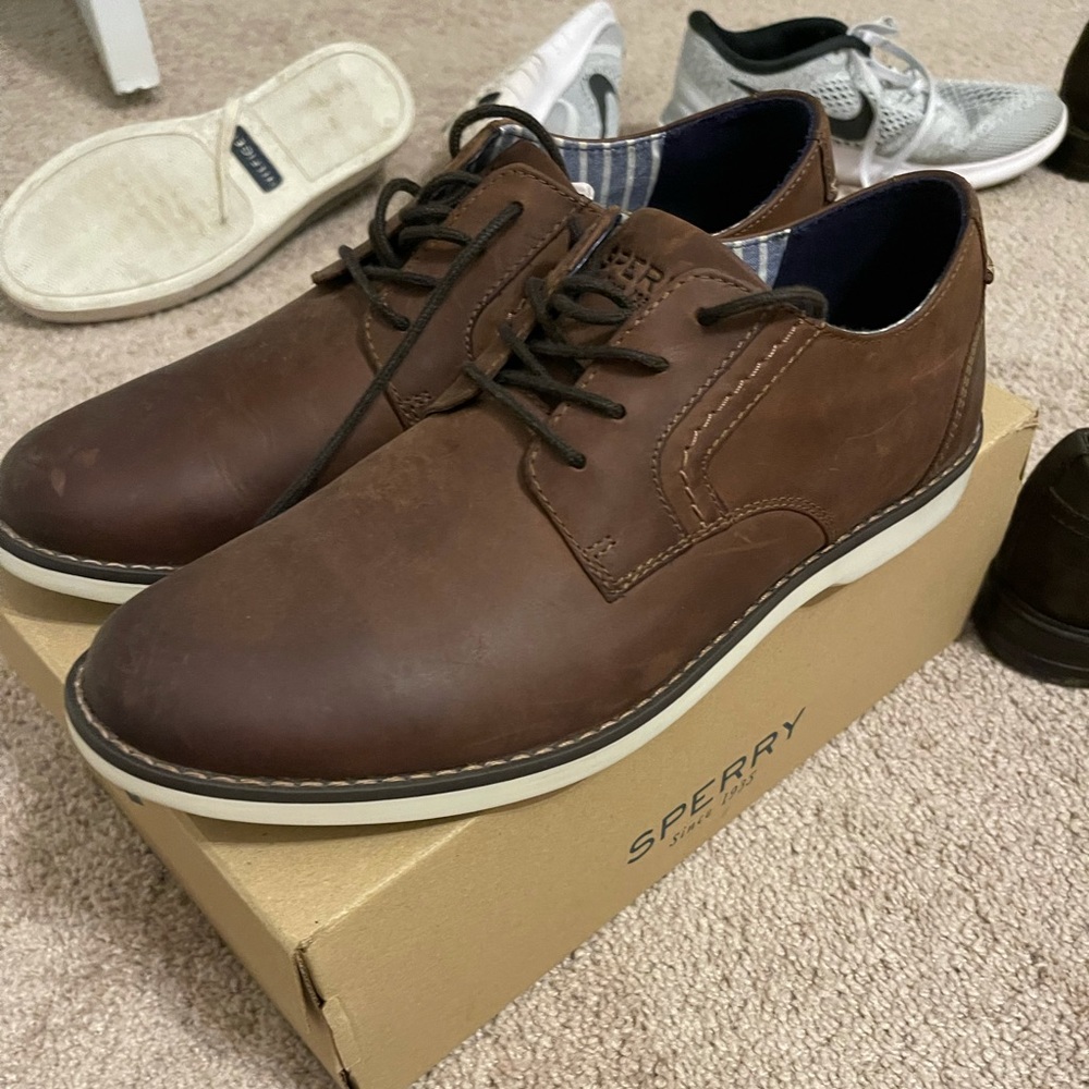 Men’s Sperry dress shoes. Size 9. Only worn once! Comes with box